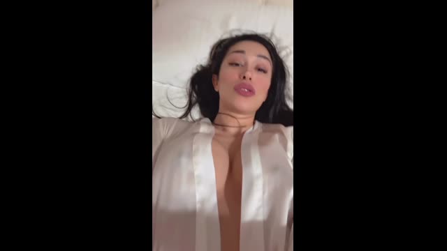 Seyma Mestoglu İfşa — Beyaz Robe İle Yatakta Göğüs Açıyor