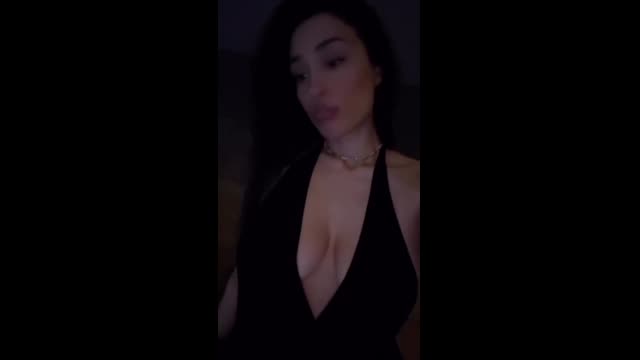 Seyma Mestoglu Yeni İfşa — Derin V Yakali Elbisede Göğüs Açma